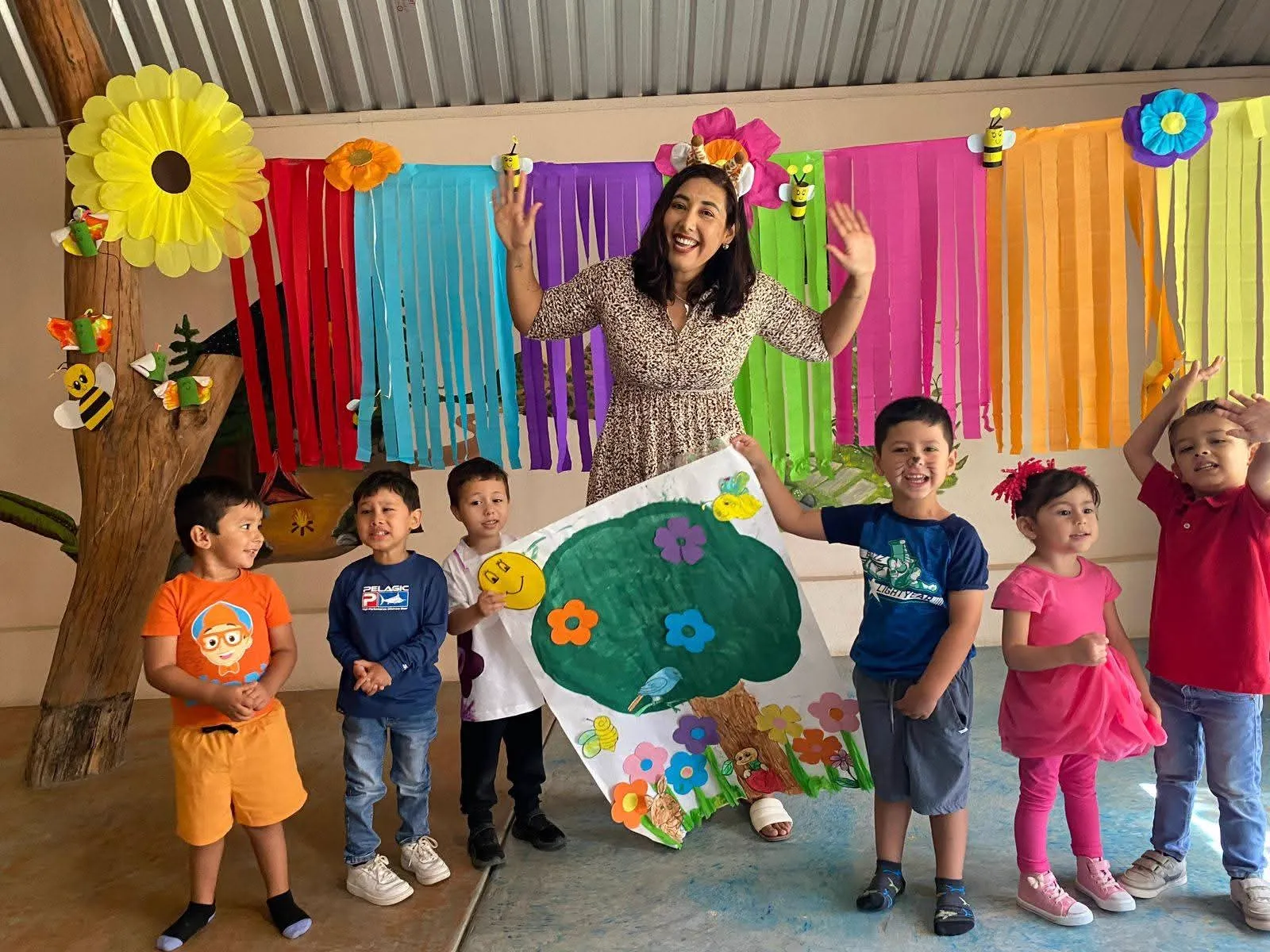 Ilse y un grupo de niños presentando un proyecto creativo de primavera en Baja Kids