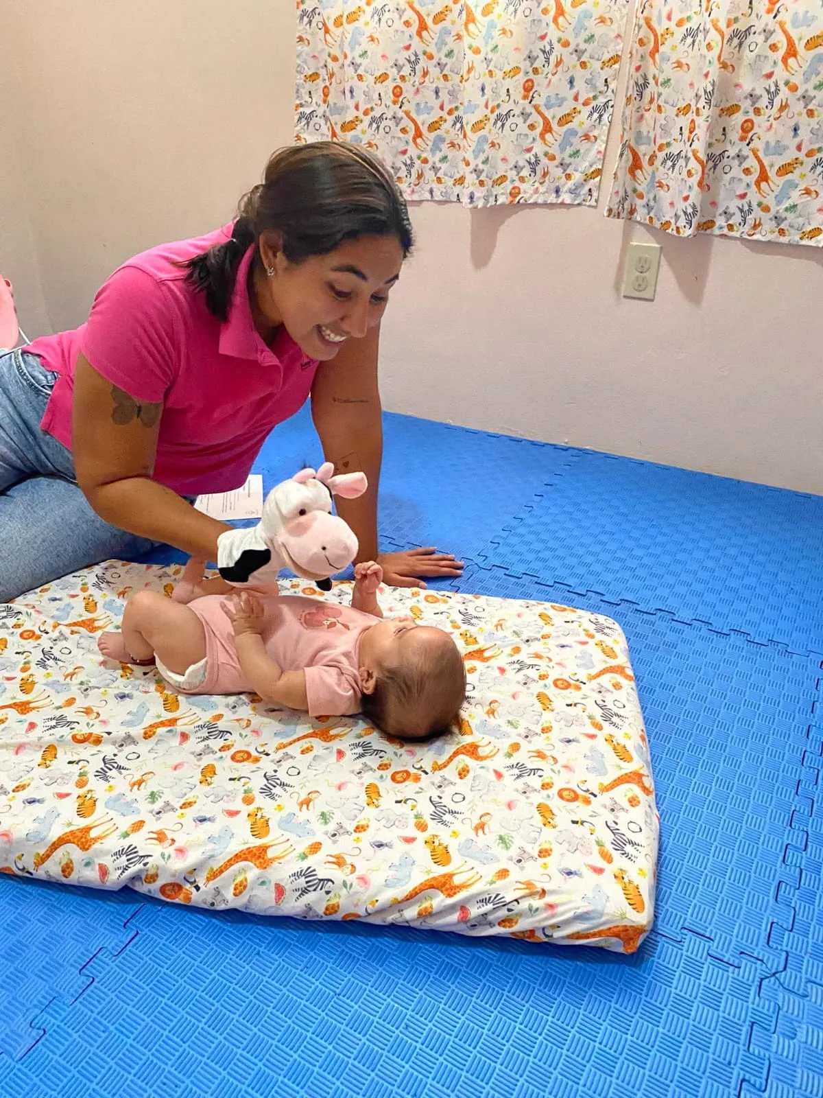 Ilse, maestra de Baja Kids, acompañando a una bebé durante una actividad de estimulación temprana