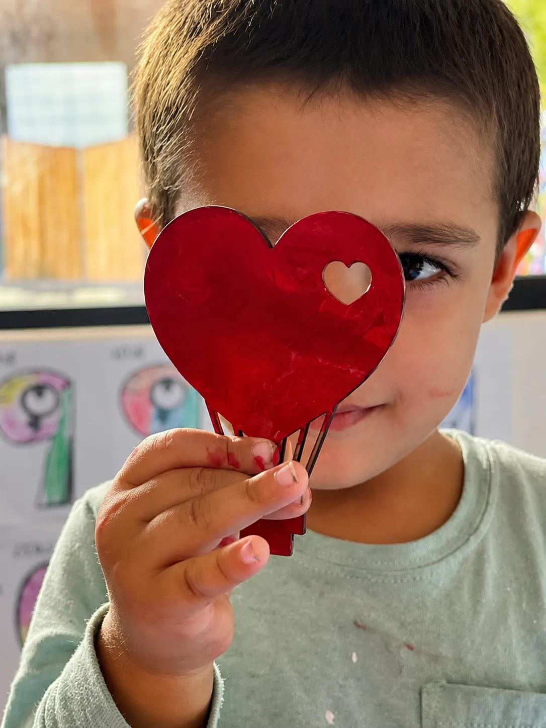 Niñas en una clase de inglés mediante juego creativo en Baja Kids La Paz